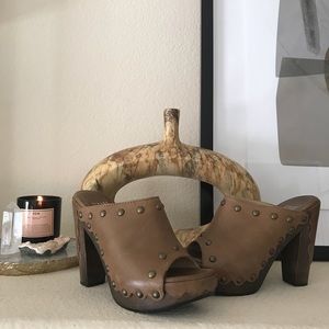 STUART WEITZMAN LEATHER SCALLOPED STUDDED CLOGS